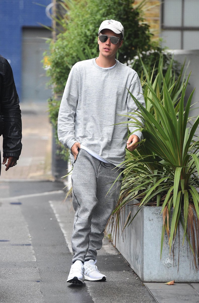 bieberupdate_jp's tweet photo. Justin昨日ロンドンにて https://t.co/8JvbRL0kKK