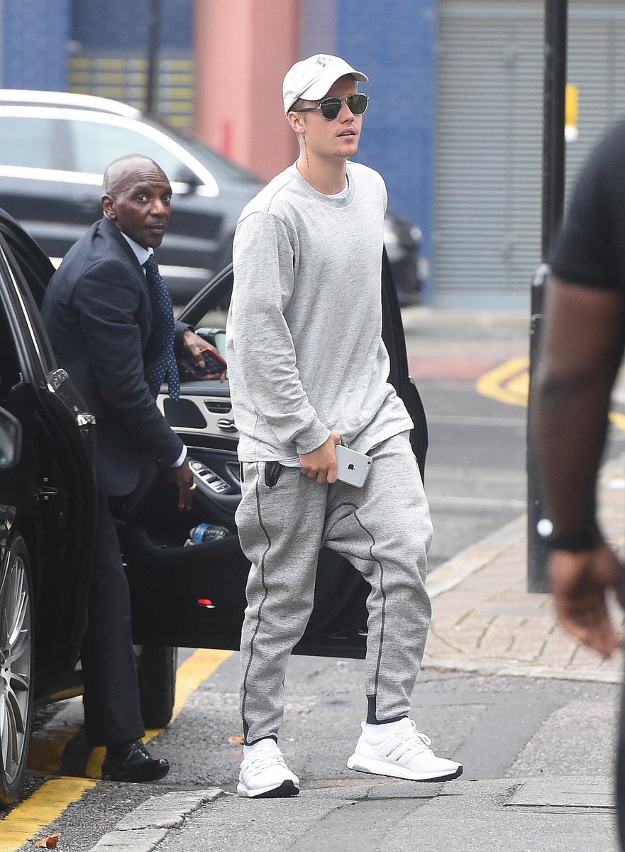 bieberupdate_jp's tweet photo. Justin昨日ロンドンにて https://t.co/WoC1KcryAZ