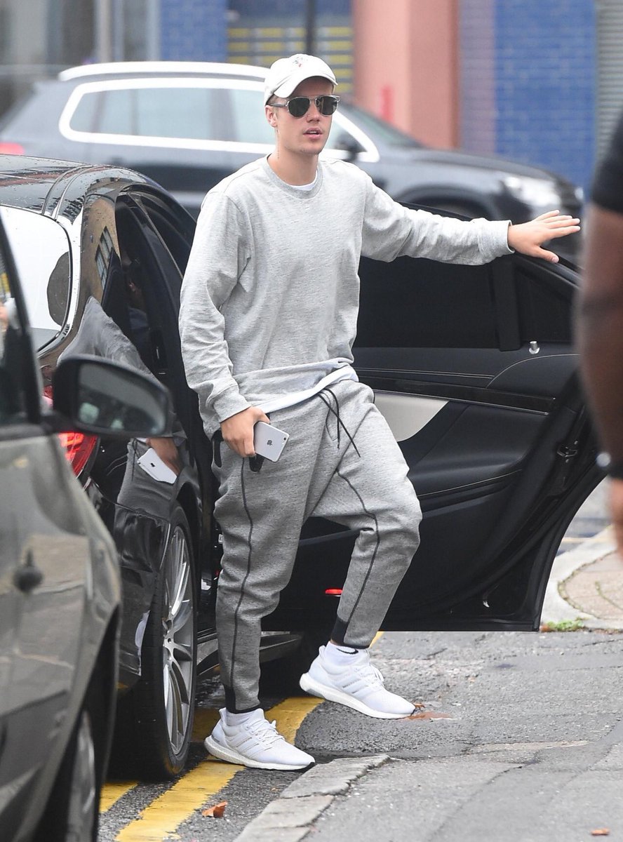 bieberupdate_jp's tweet photo. Justin昨日ロンドンにて https://t.co/WoC1KcryAZ