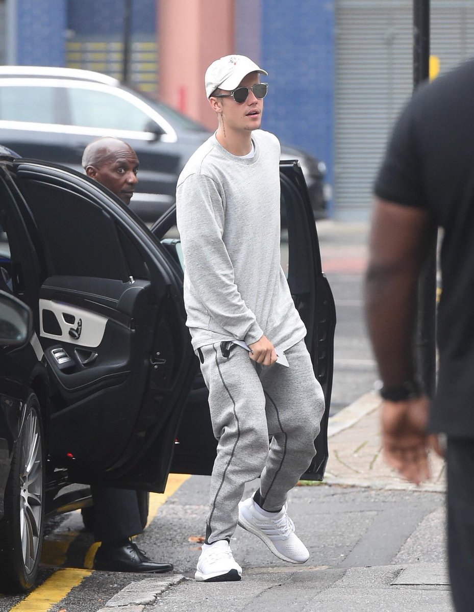 bieberupdate_jp's tweet photo. Justin昨日ロンドンにて https://t.co/WoC1KcryAZ