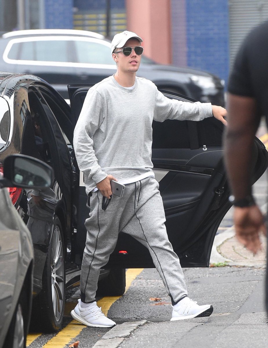 bieberupdate_jp's tweet photo. Justin昨日ロンドンにて https://t.co/Ac6nwHUJof