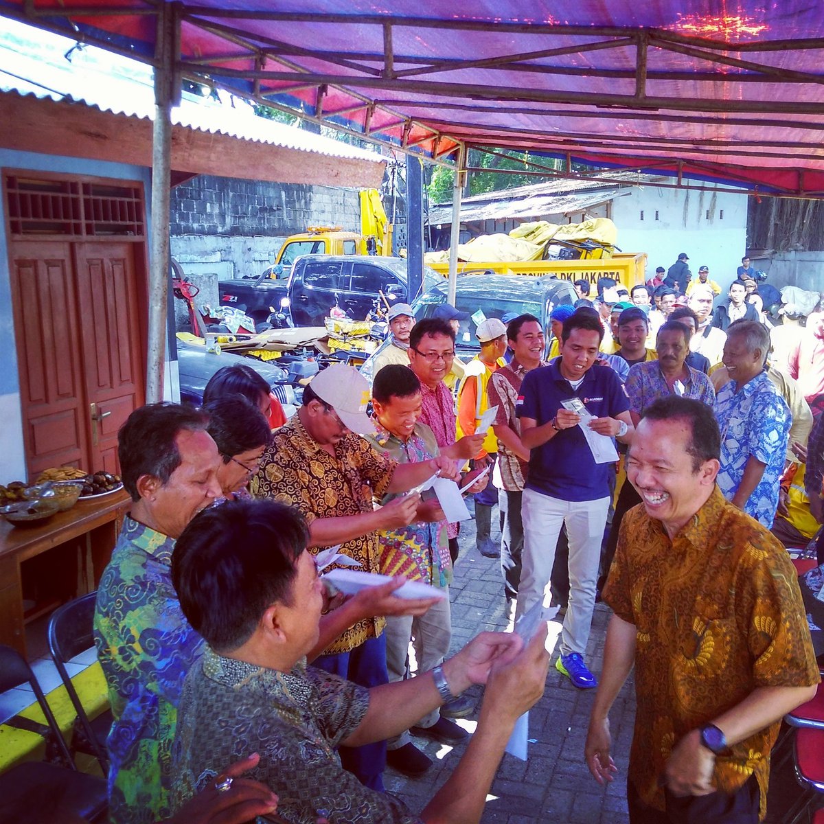 Pembagian kendaraan operasional utk kecamatan wilayah jakarta selatan oleh kasudin bina marga jaksel..