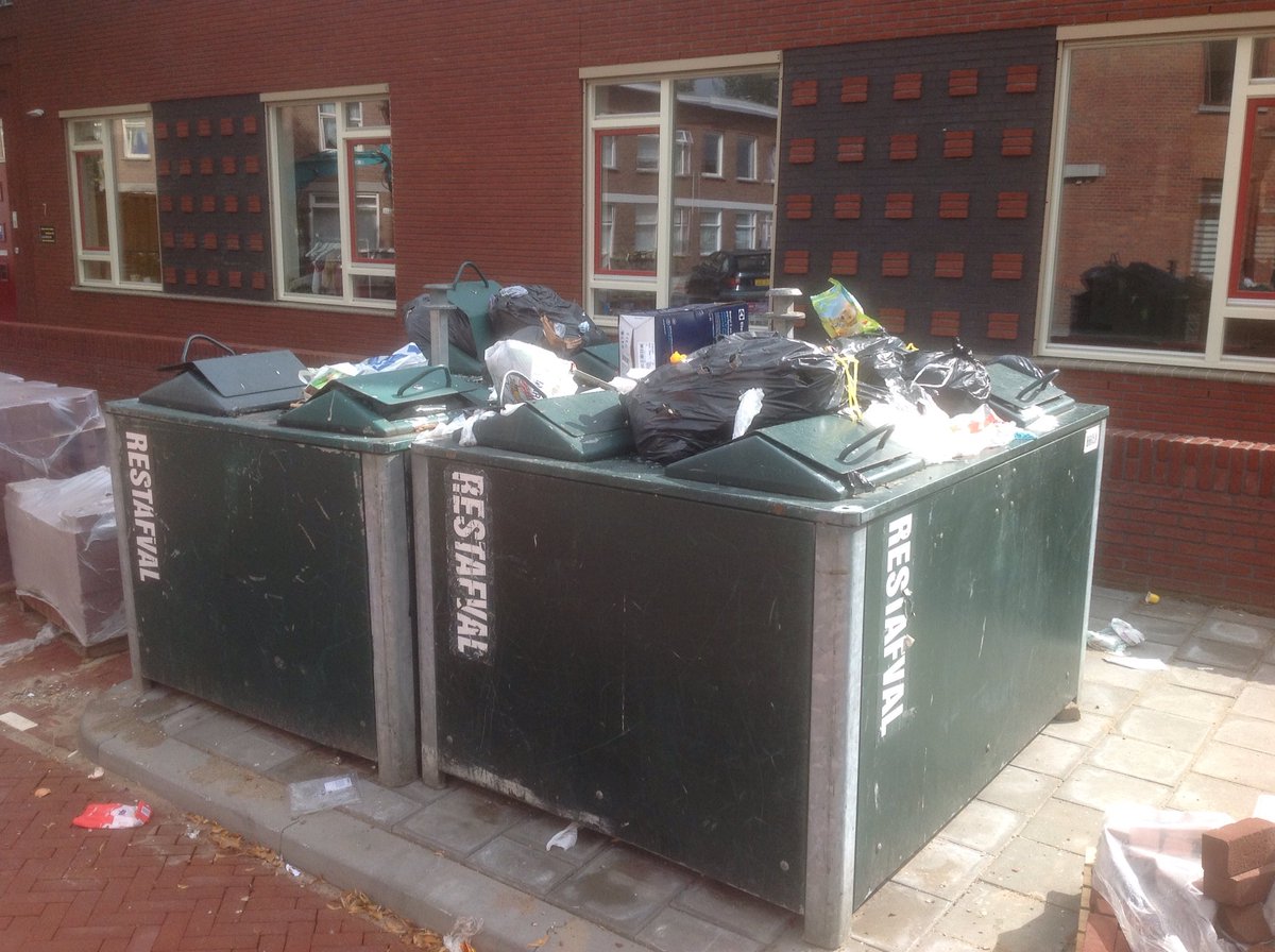 JimMuijselaar's tweet photo. @GemeenteDenHaag Wederom vol!!! Stank, vliegen, meeuwen! Vies! Zomer 2016 Luxemburgstraat! https://t.co/H0iNg8KAp0