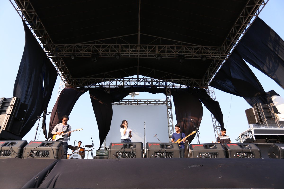 kitaanaknegeri's tweet photo. Dibuka dengan meriah oleh penampilan dari band KITA anak negeri, keren teman teman #Soundfest2016 #KITAanaknegeri https://t.co/OBbsqtAwuF