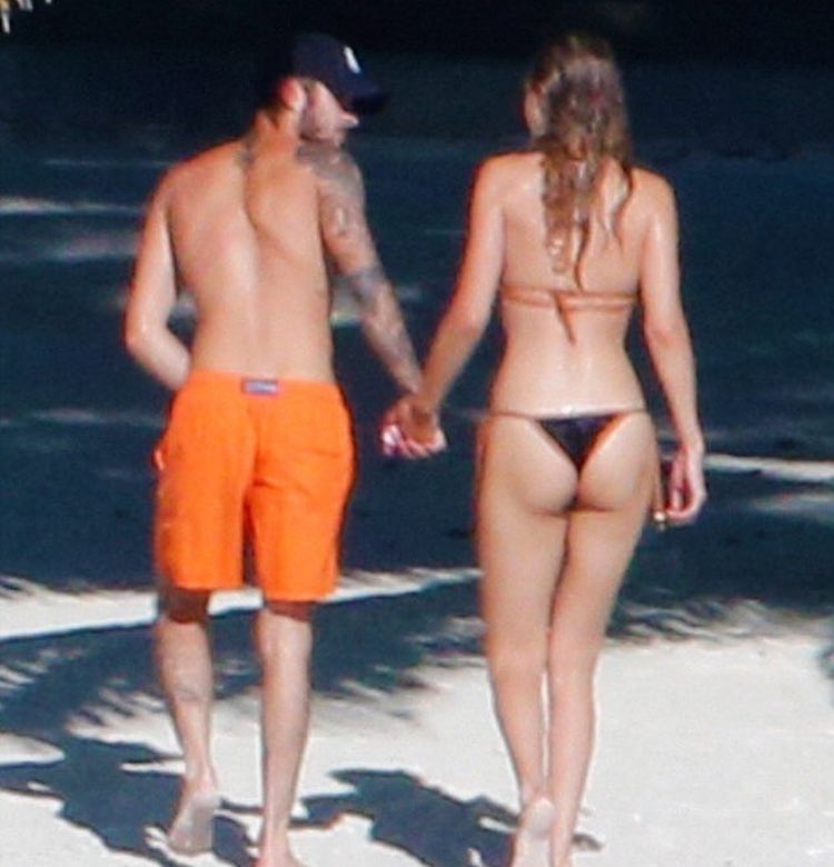 UpdatesZMalik's tweet photo. Zayn and Gigi in Tahiti. 💥 #zigi https://t.co/P9RJve8IUk