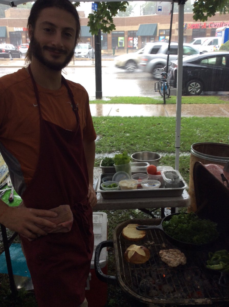 Chef Adam ain't gonna let rain stop him from serving up delicious market fresh sammies!
#SkipTheTable #FarmToFace