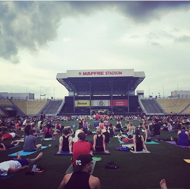 LifeInCbus's tweet photo. Lawn seat goals #614yoga #LifeInCbus (📷 by @jaclynlipp) https://t.co/UAMXVPSlSK