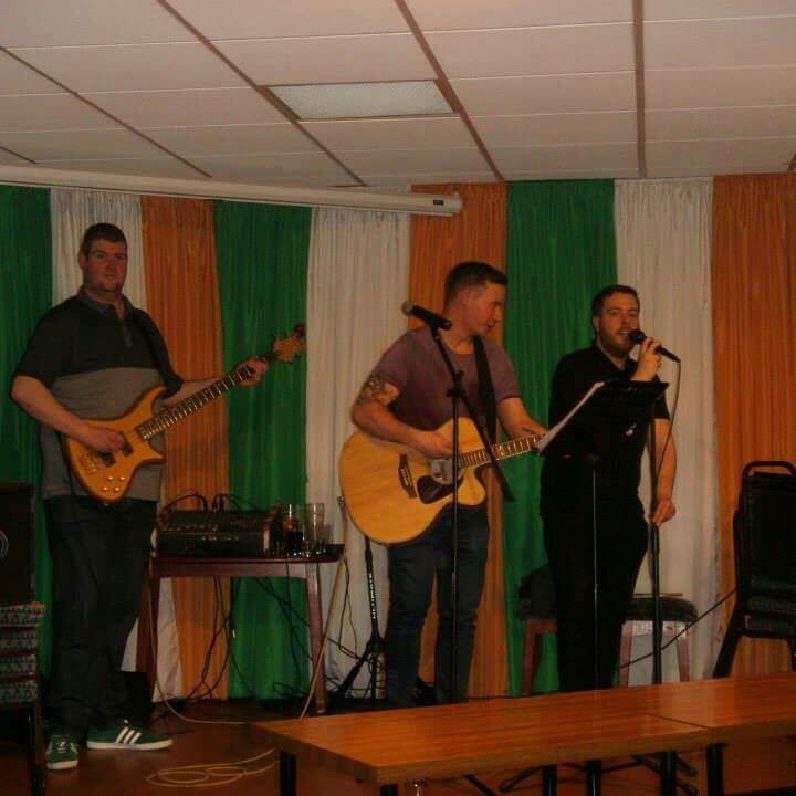 ScruffyMurphy88's tweet photo. Bringing you the best in live Irish music to Paisley... FIANNA live for the first time form 5pm 🍀 https://t.co/RllizWJ36I