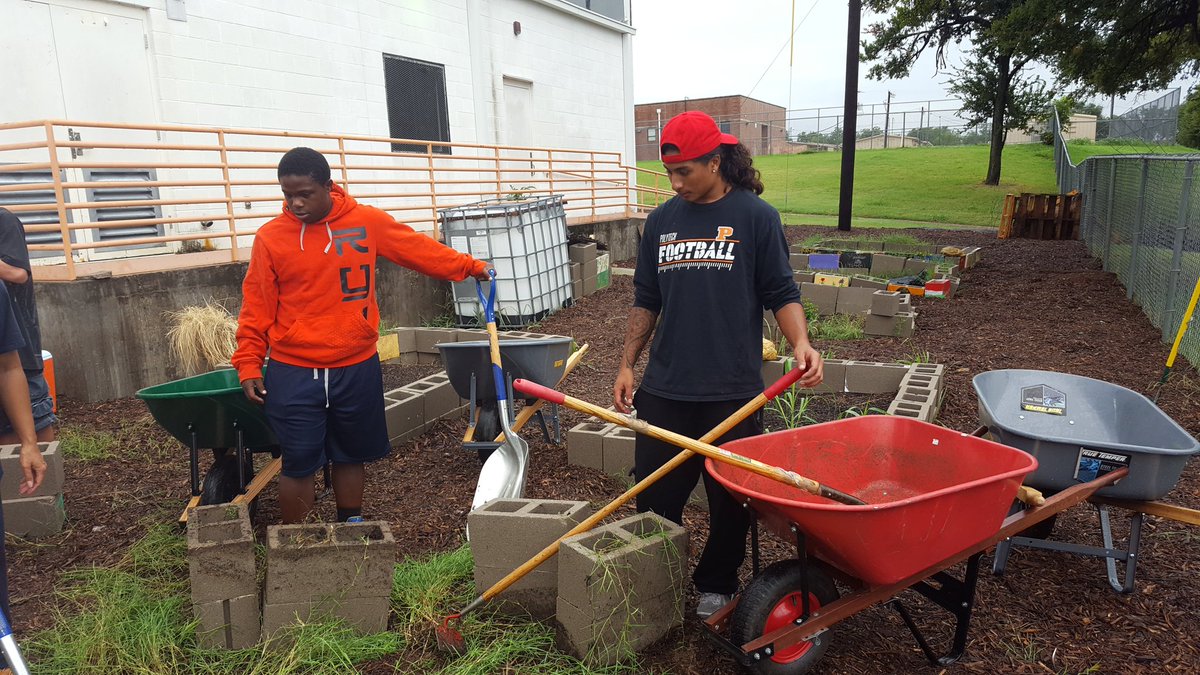 FWPolyFBRecruit's tweet photo. More photos from our  Community Service today @PolyWesGardens #PFL https://t.co/L1XBXSGNzh