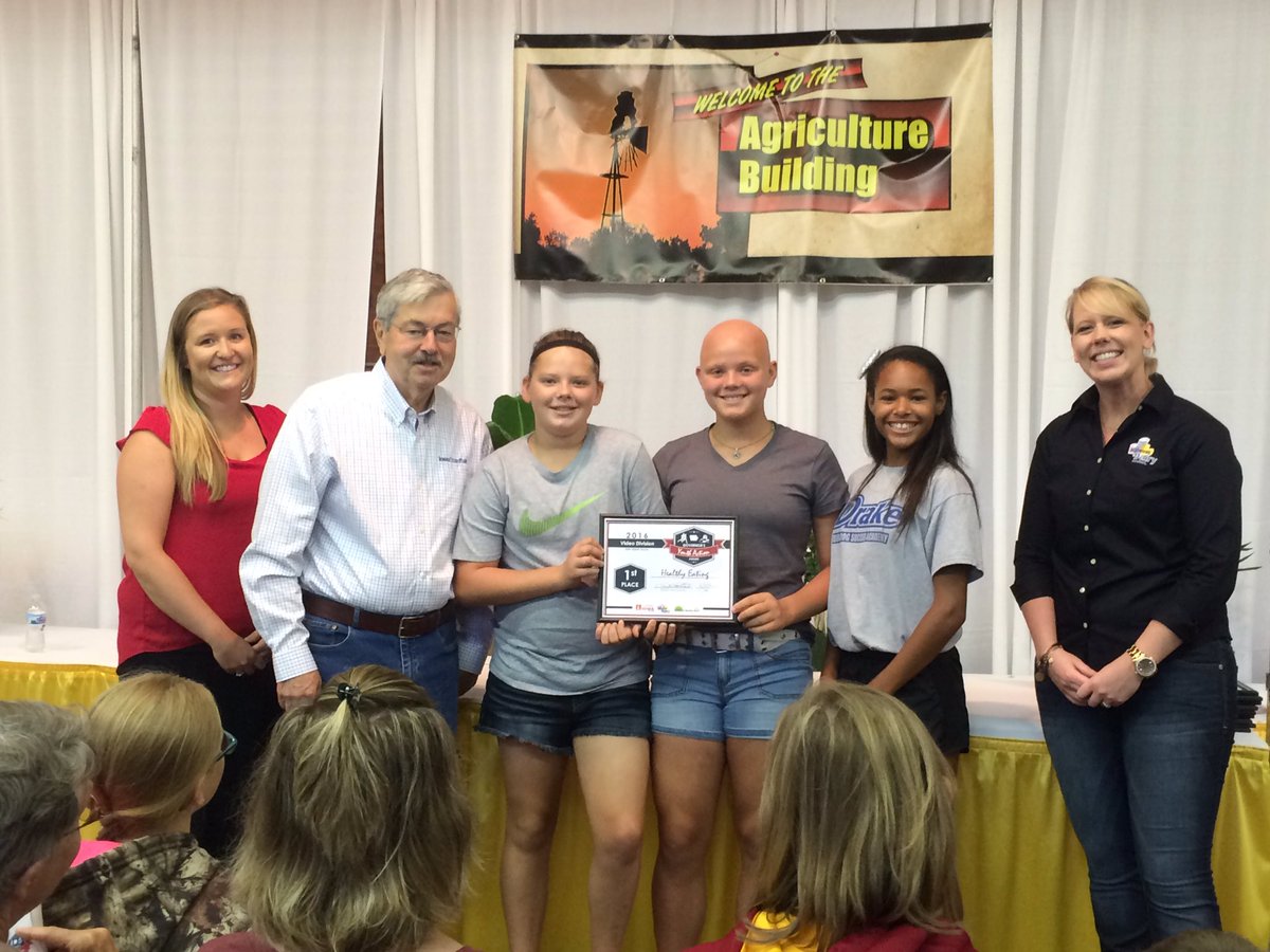 TaraStemsrud's tweet image. @DMPSPE @MeredithHuskies @livehealthyiowa Proud PE Teacher moment! 1st pl winners 4their video! #physed