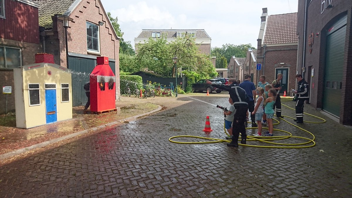 Bij de brandweer mogen de deelnemers van de Spel3daagse helpen met het blussen van brandjes! #Breukelen