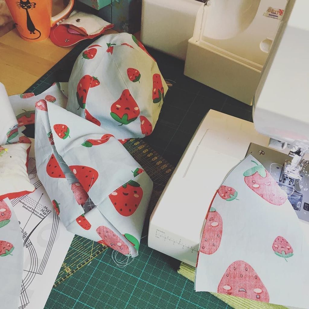 SewMeow's tweet photo. Did a bit of cleaning and now I moved onto some meditative sunhat sewing. #MiniSmee 's cri… https://t.co/Li4cHWV54K https://t.co/rjRsl1UkBA