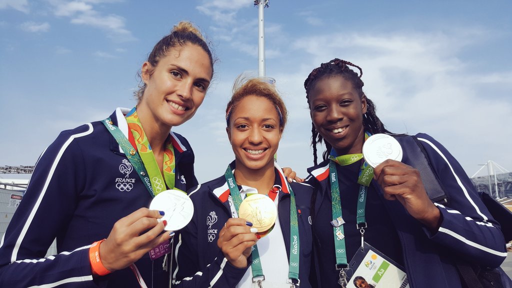 Photo entre championnes de bon matin chez <a href="/francetvsport/">francetvsport</a> <a href="/HabyNiare/">Haby Niaré</a> <a href="/Eloclouvel/">ÉLODIE CLOUVEL</a> #girlpower #gold #silver #espritBleu