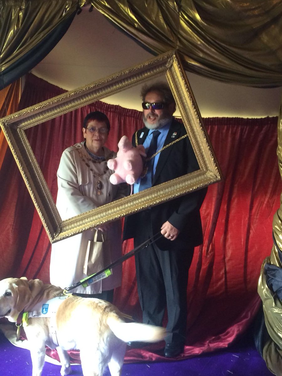 annasarahconda's tweet photo. #Qstage #umbrellafair #northampton https://t.co/ZQRJ70h0U7