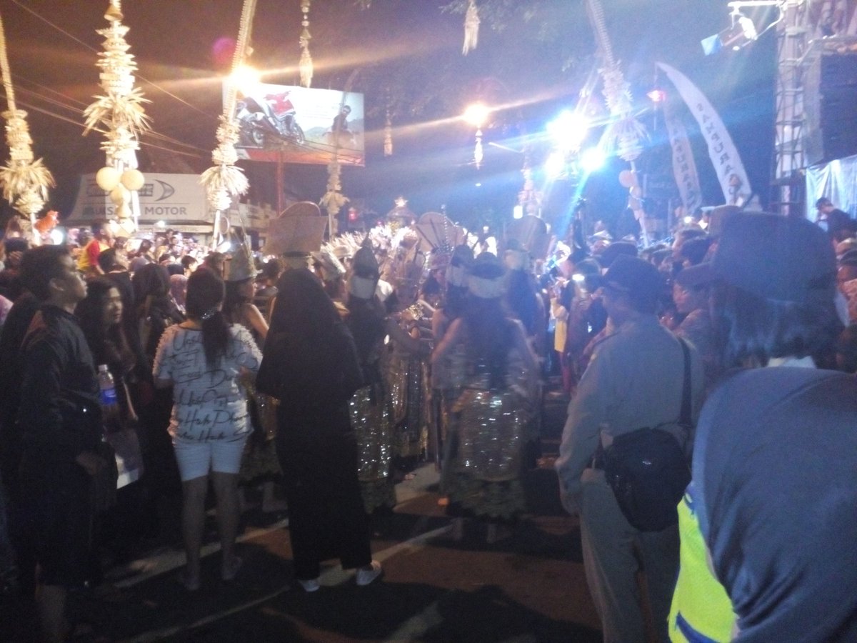 Area suasana d patung enggrang mulai di gelar Atraksi #SampurasunPurwakarta <a href="/DediMulyadi71/">Kang Dedi Mulyadi</a> @HumasPWK <a href="/Kaharti_PWK/">kaharti.purwakarta</a>