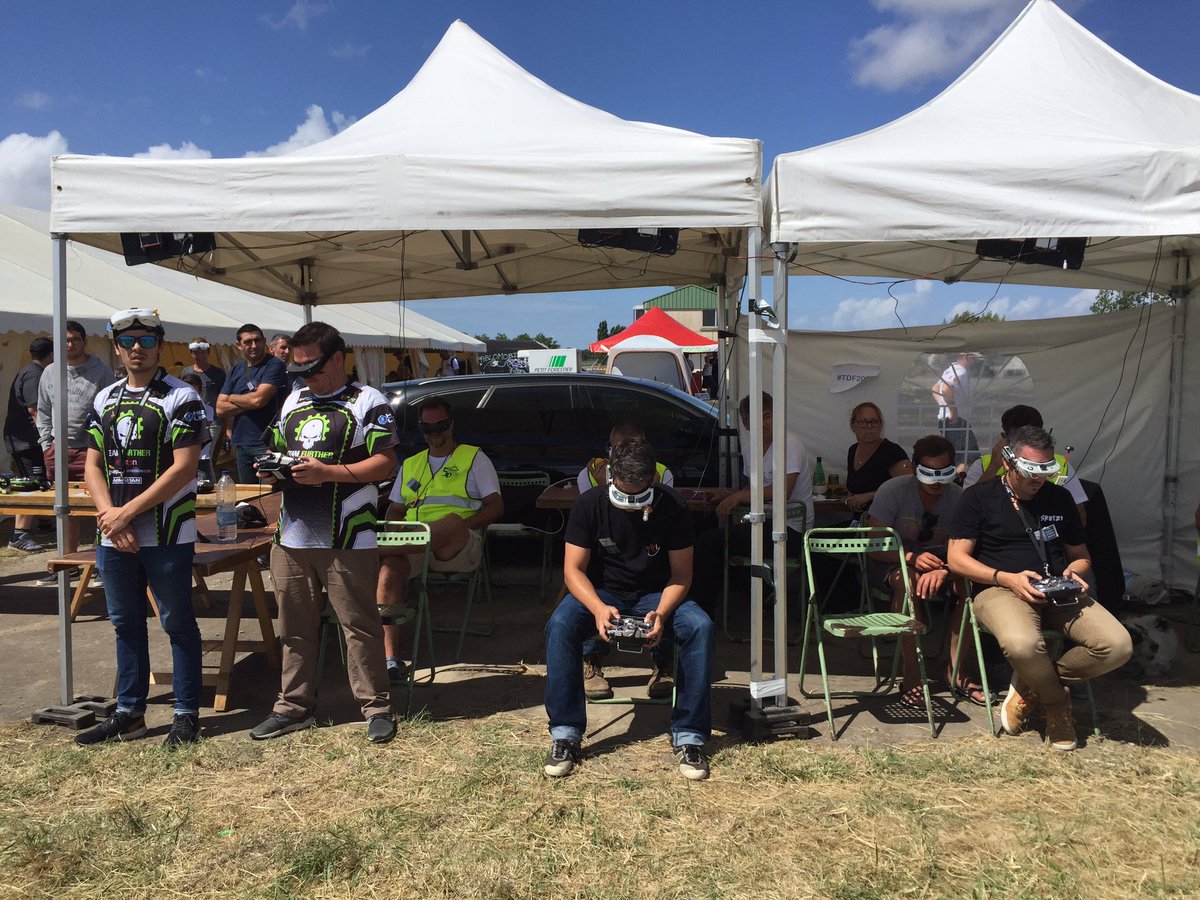 fpvteamfurther's tweet photo. Début des qualifications au #TDF2016 - toujours au soleil mais beaucoup de vent #teamfurther #drones #fpvracing https://t.co/AFhio3qY7I