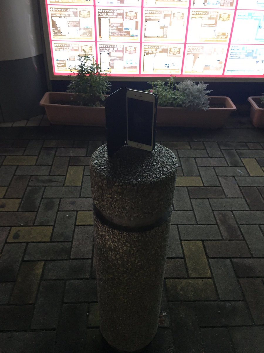 ds_ols's tweet photo. 誰のケータイ？笑笑わら https://t.co/cfeN0FwY3a