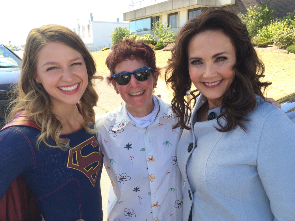 BenoistBR's tweet photo. Nova foto de Melissa com Lynda Carter e Rachel Talalay nos bastidores da segunda temporada de Supergirl! ♥ https://t.co/k5yjL9EaVq