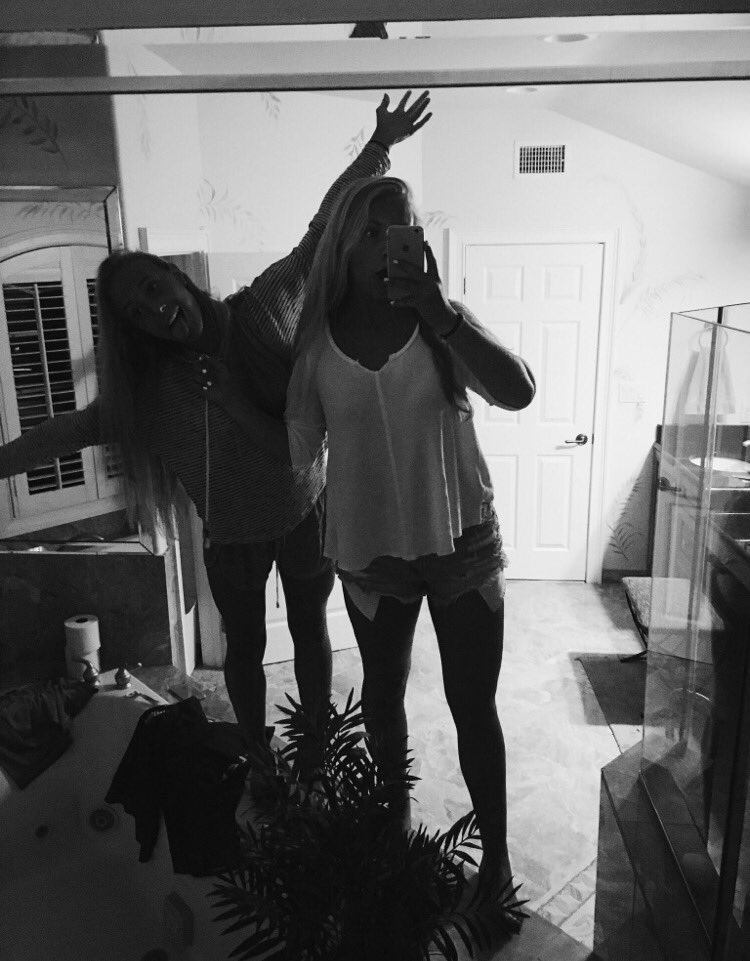 carolinetoddd's tweet photo. H16BD to my bff! Love ya most the time and keep doing what you do!#stealdogs 💚🌞🍑🐶🐶🐶 @michaela_haney https://t.co/jtk93WkvKE