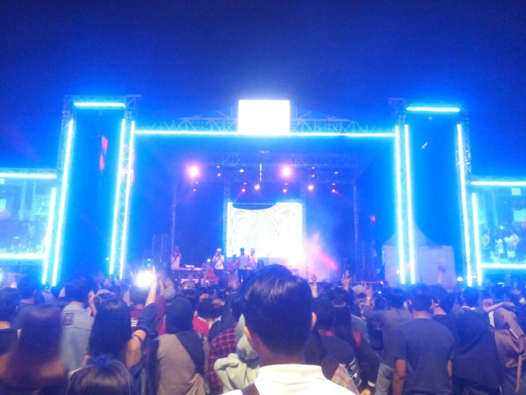Soundsfest's tweet photo. It's DJ @PJoana on the stage! #Soundsfest2016 https://t.co/6nuCggdEZe
