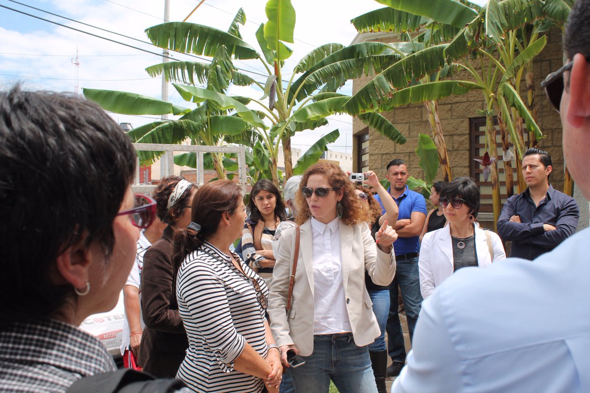 AgsTeInforma's tweet photo. Entrega de vivienda para mujeres programa #Arrendavit nos acompaña la delegación de @Serviu_RM #Chile @inmujeres https://t.co/L1Fxrl95eu