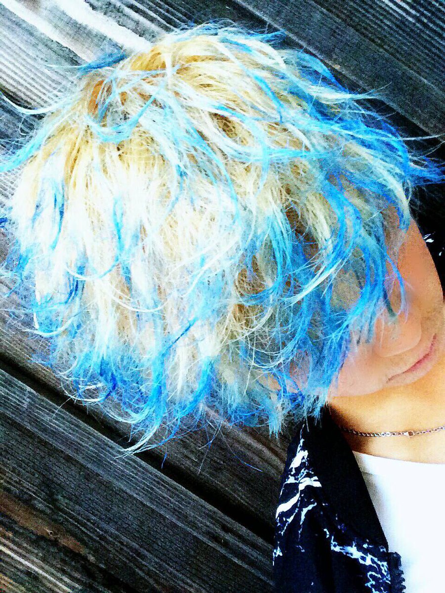 Hide 3 18ストリートエマジニーinアメ村 בטוויטר ブルーメッシュワインダー 毛先だけにエマジニー青とミューヴルd7をつけて メッシュ風に 明るい髪につけたら発色やばい Model Yukky B 美メンズ Emajiny エマジニー ヘアカラーアート 髪型