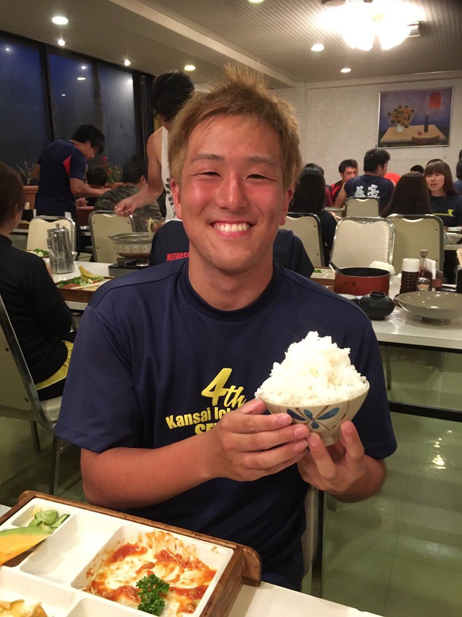 【菅平合宿4日目】
合宿も中盤に差し掛かりました。試合の中で昨日の練習を活かせていた場面もあったと思います！選手たちは連戦で疲れているかと思いますが、明日も頑張りましょう😊写真は、試合風景と1年MGとよく食べる1年プレイヤー！