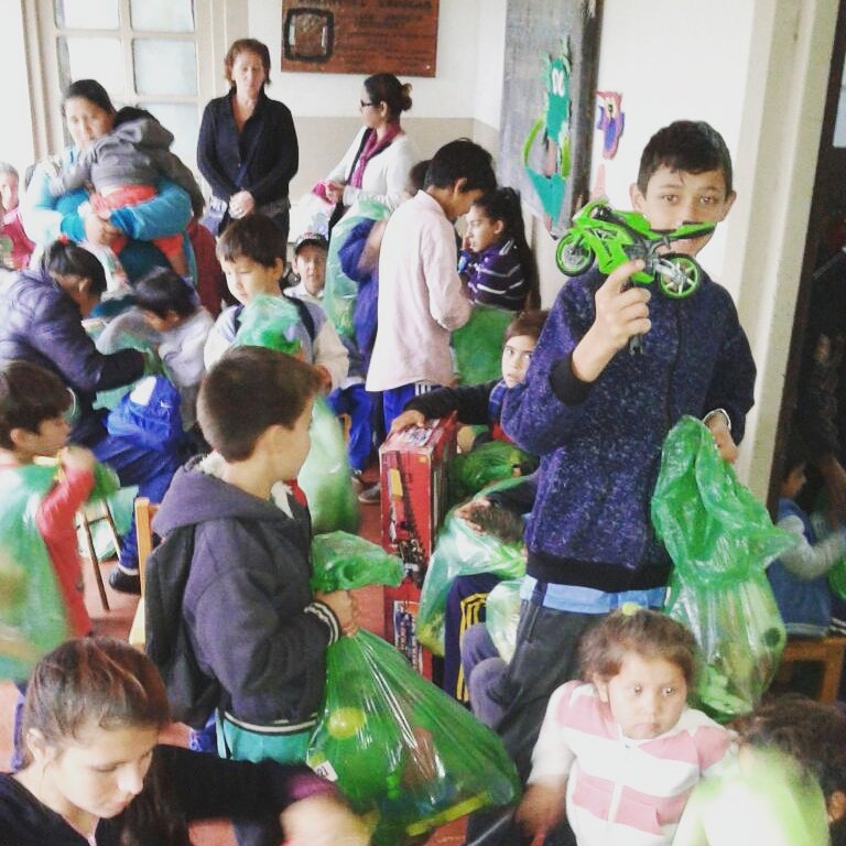 VLUROSOLIDARIO's tweet photo. #DiaDelNiño en Wanda, Misiones. Gracias a todos los que hicieron la #ColectaJuguetes #VLS2016 https://t.co/jfgCyoRvhE