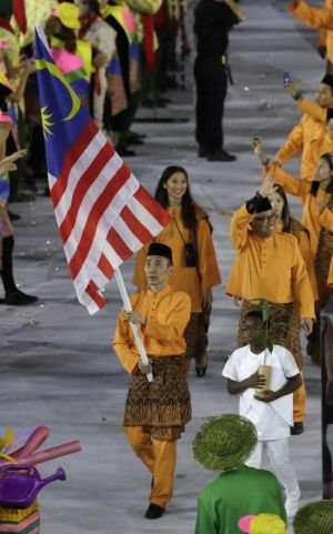 _amirhasif's tweet photo. dia pembawa jalur gemilang ketika pembukaan dan dia juga berjuang sehingga titisan keringat terakhir 👏👏👏 #Rio2016 https://t.co/qb3kbuHZ0r