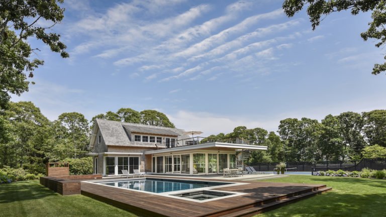 GlobeHomes's tweet photo. Behind an almost conventional facade, this Martha’s Vineyard home is anything but https://t.co/xFCMwQ5RcP https://t.co/MR7OBlMadI
