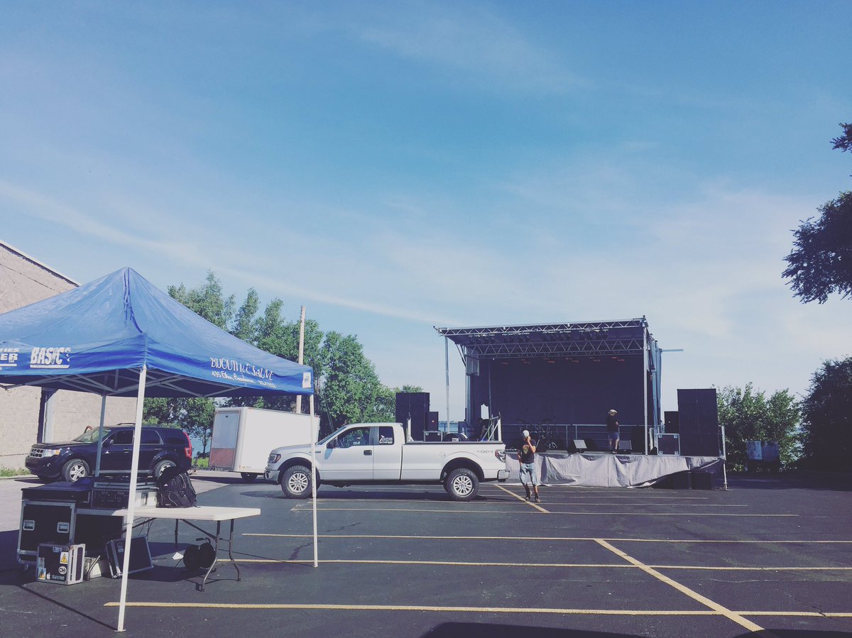 La scène est installée et les préparatifs vont bon train! (Pis la bière est arrivée 😉)
