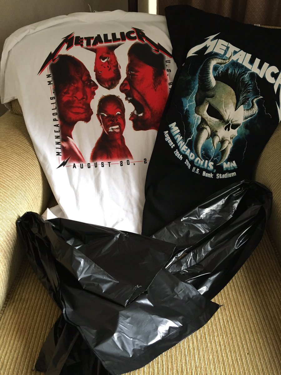 WedOct31's tweet photo. #MetInMN hit up the popup ✅ unexpected "rain jacket" ✅ #heftybags #dowhatyouhaveto #notgettingwet @rockpeeps https://t.co/E46NvRQ00m