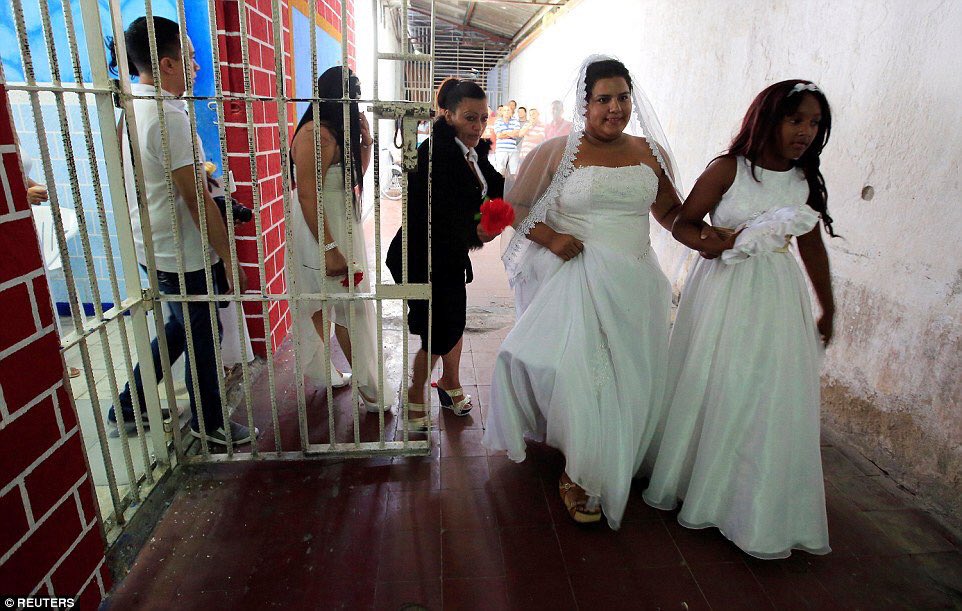 Вышла замуж в 15 колонии. Свадьба в тюрьме. Свадебное платье в тюрьме. Свадьба за решеткой. Свадьба в СИЗО.