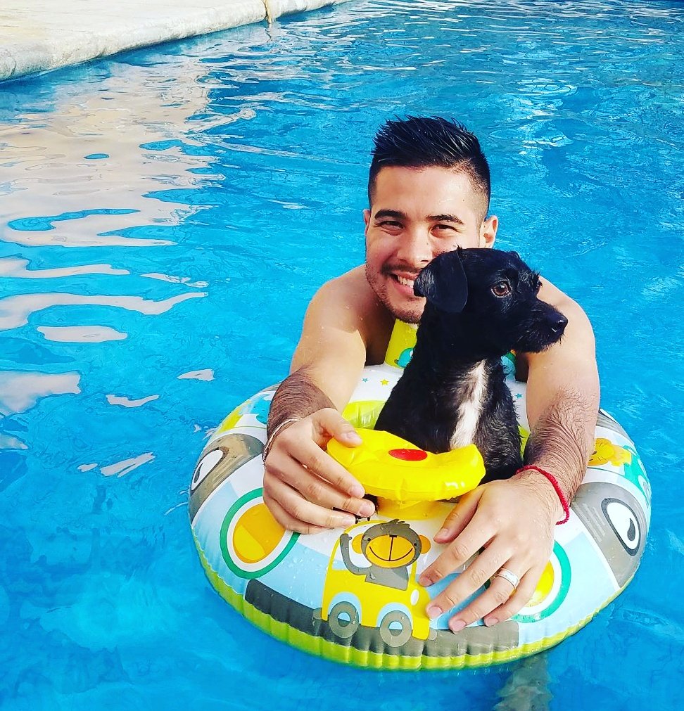 xtianlloydd's tweet image. Ustedes que saben de amor si no han nadado con su perro. 💙🐶😍 #Sapic