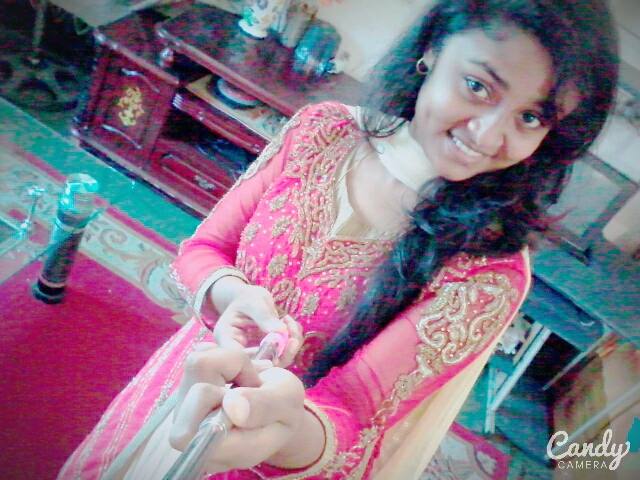 Ayolning mushukidan iflos sekretsiyalarni yalash