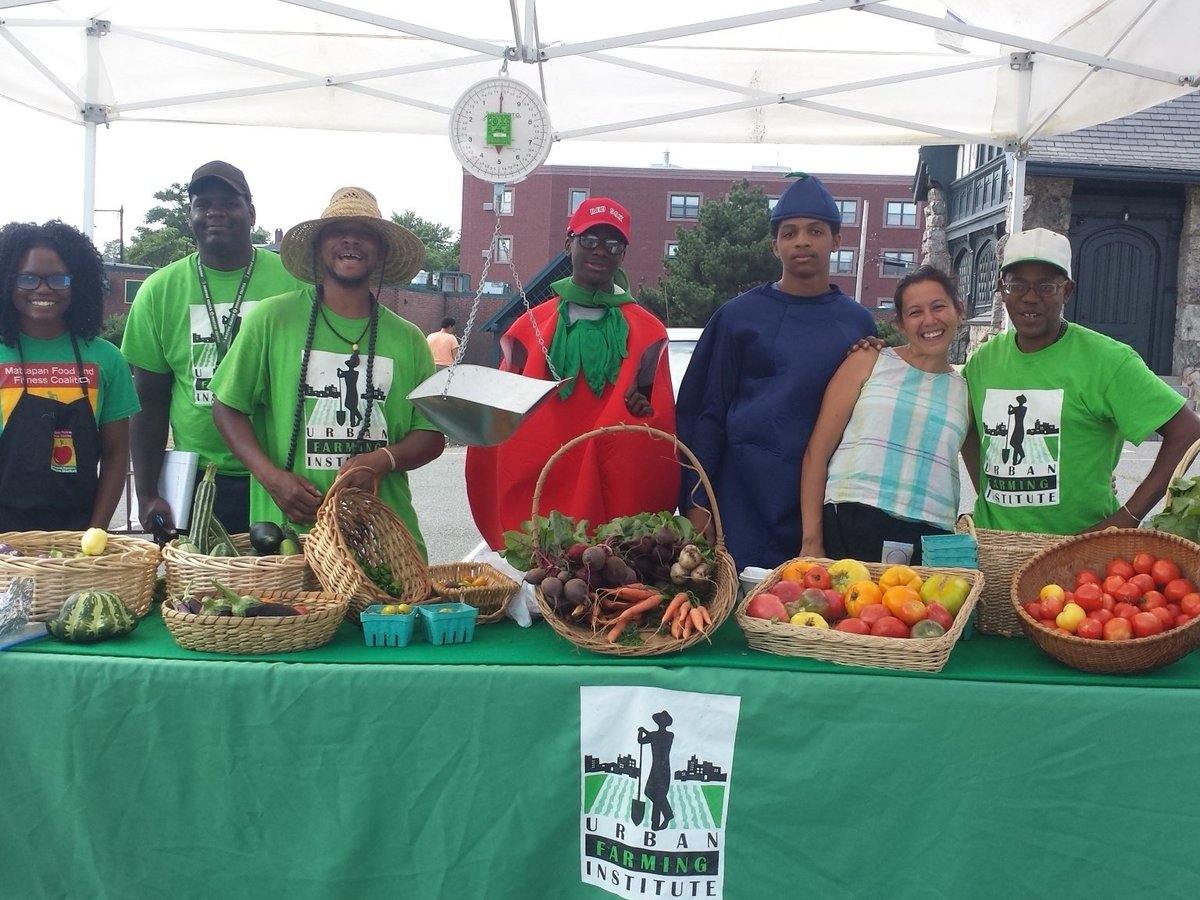 TMISCI's tweet image. Urban Farming Institute having fun providing produce and discussing how to cook the produce!