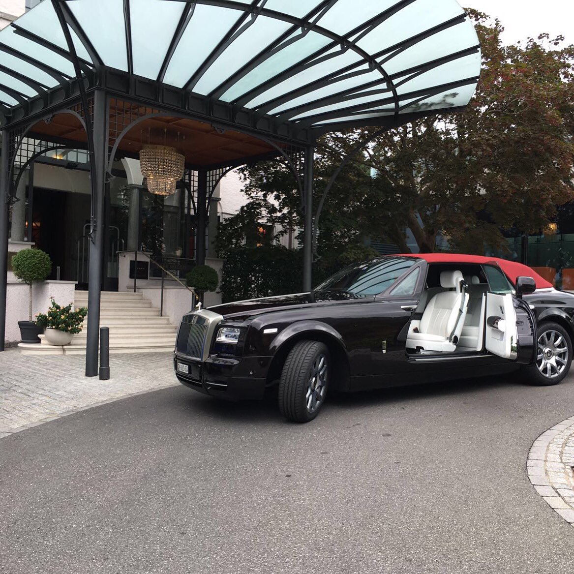 kuhnrobert's tweet photo. VIP Transfer ins Parkhotel Weggis. Ein Mega Hotel. #Weggis #parkhotelweggis #RollsRoyce #kiwilimo https://t.co/6yjaL8MWGK