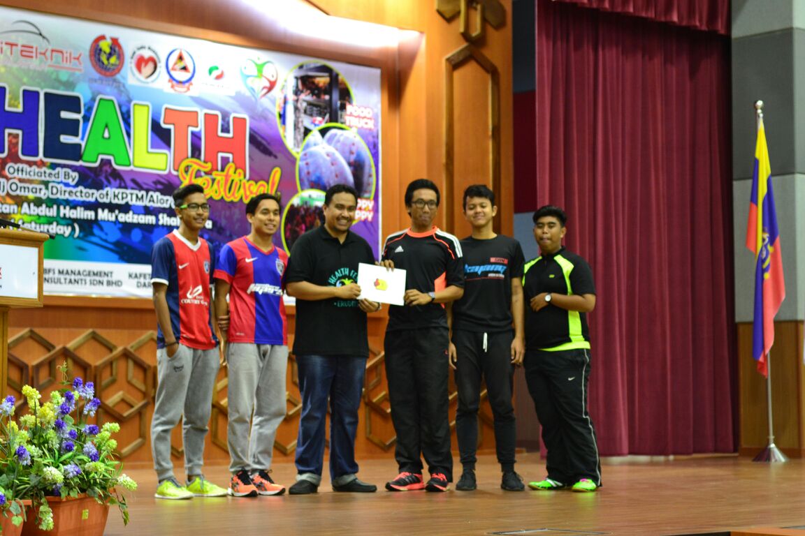 _funhealthfest's tweet photo. Pemenang tempat ketiga Happy Zoppy Futsal Tournament kategori Lelaki π #funhealthfest #HappyZoppy https://t.co/jkPxT5zlnM