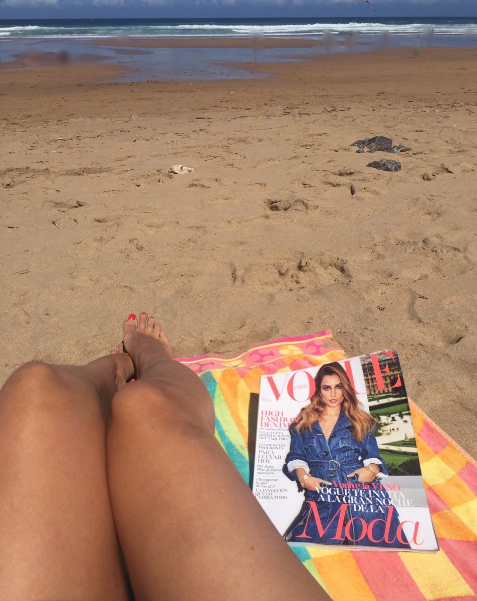 patt_shadow's tweet photo. Cualquier lugar es bueno para ponerse al día 🗒🖋☀🌊😌 #bloggerespana #beblogger #vogueespaña #playasdeasturias https://t.co/d9z1Xg6rMI