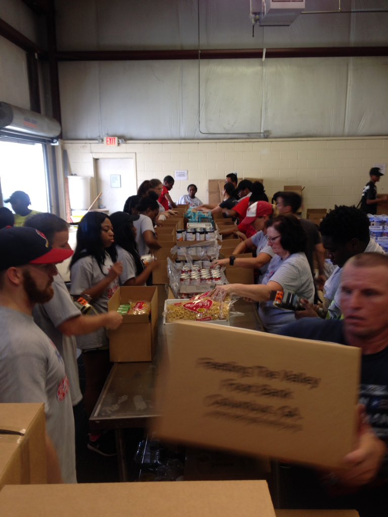 Nicole_de_V's tweet photo. A "taste" volunteering this morning at #feedingthevalley for #CSUDayOfService https://t.co/sSilcaPQ36