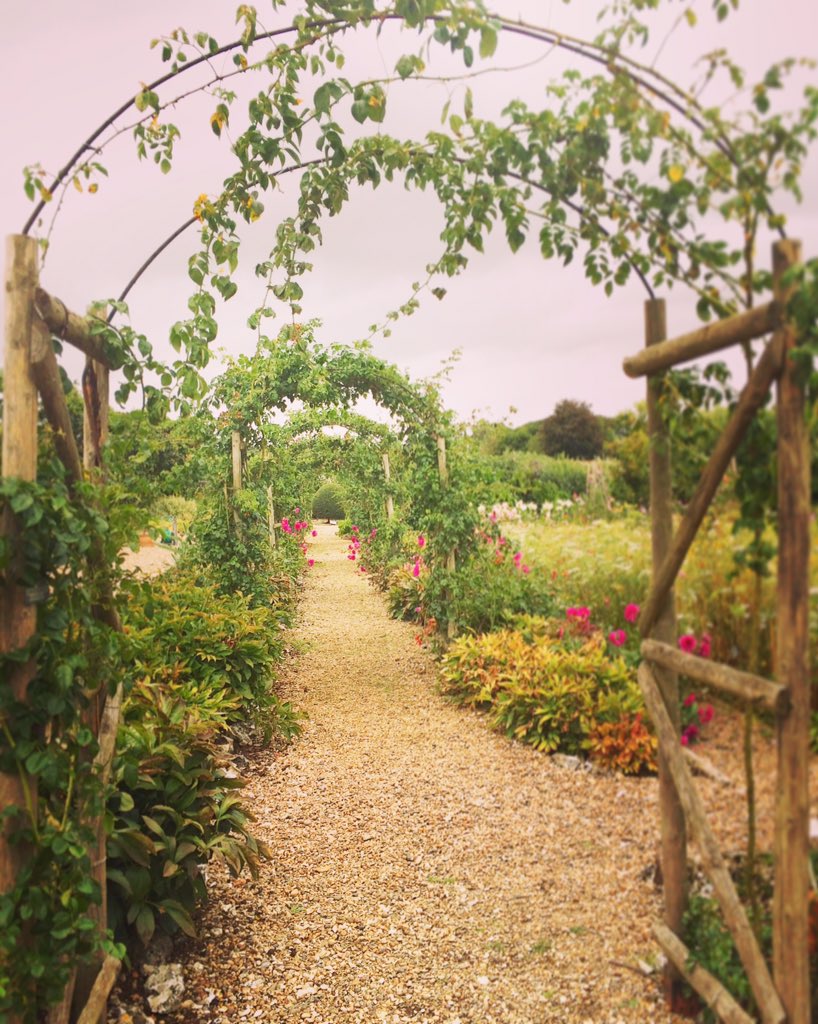 paperheartlaura's tweet photo. Lovely day for a wedding #weddingseason #weddingsinger #livemusic #HoughtonLodgeAndGardens https://t.co/QYIv8XzNwp