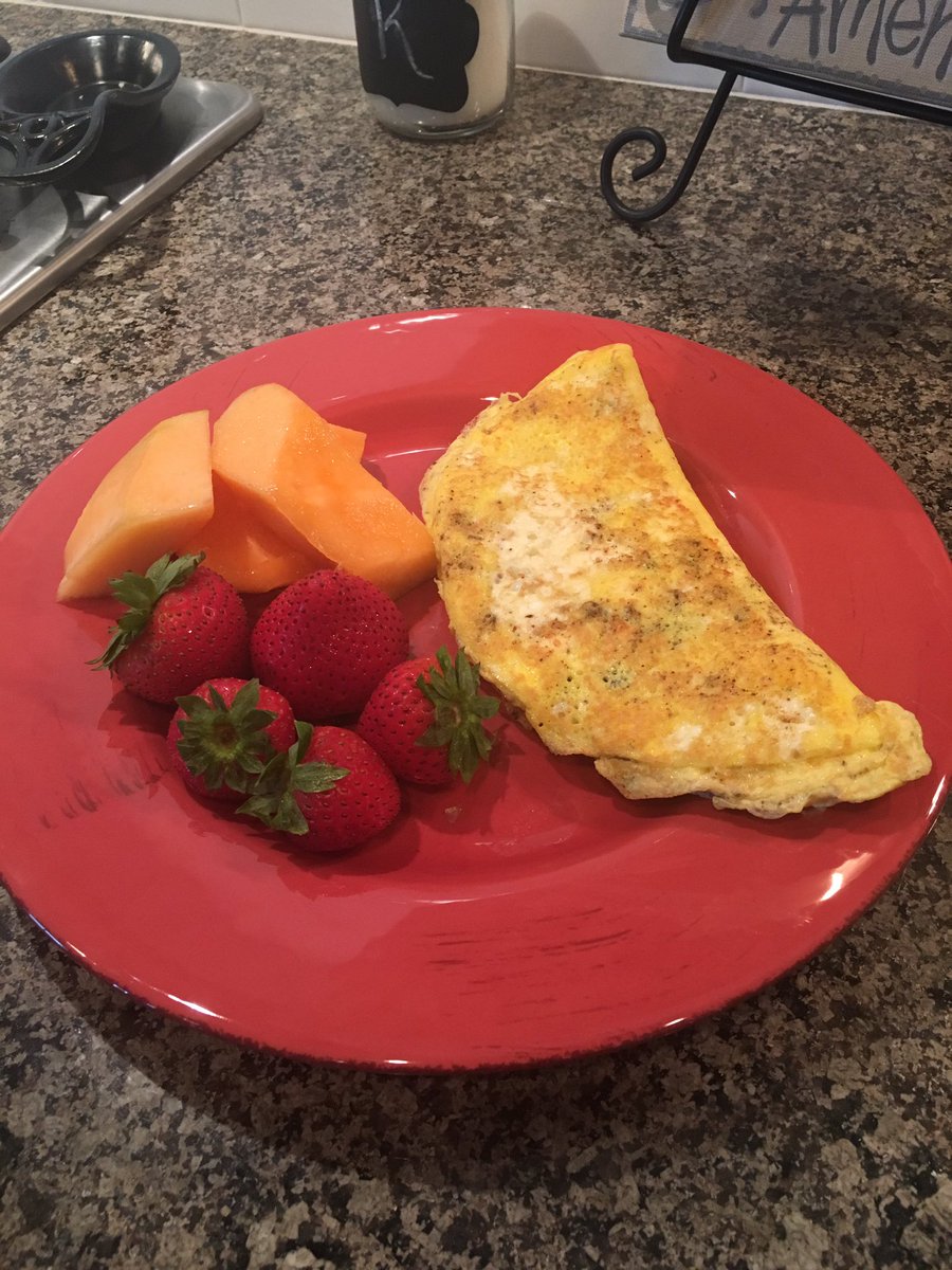 cori_kozak's tweet photo. Working on my omelette skills for a balanced breakfast. #macrobalanced #nutrition #dietitian #plexus #livehealthy https://t.co/kFx9OCId3C
