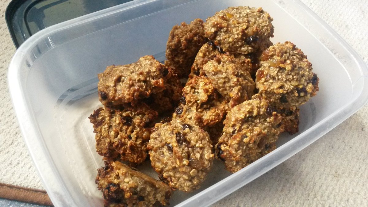 OllyPJ's tweet photo. These 'nutty turd balls' didn't turn out as hoped... Wish I coud have those bananas back. #HeathyBaking https://t.co/o1rI4DtSNb