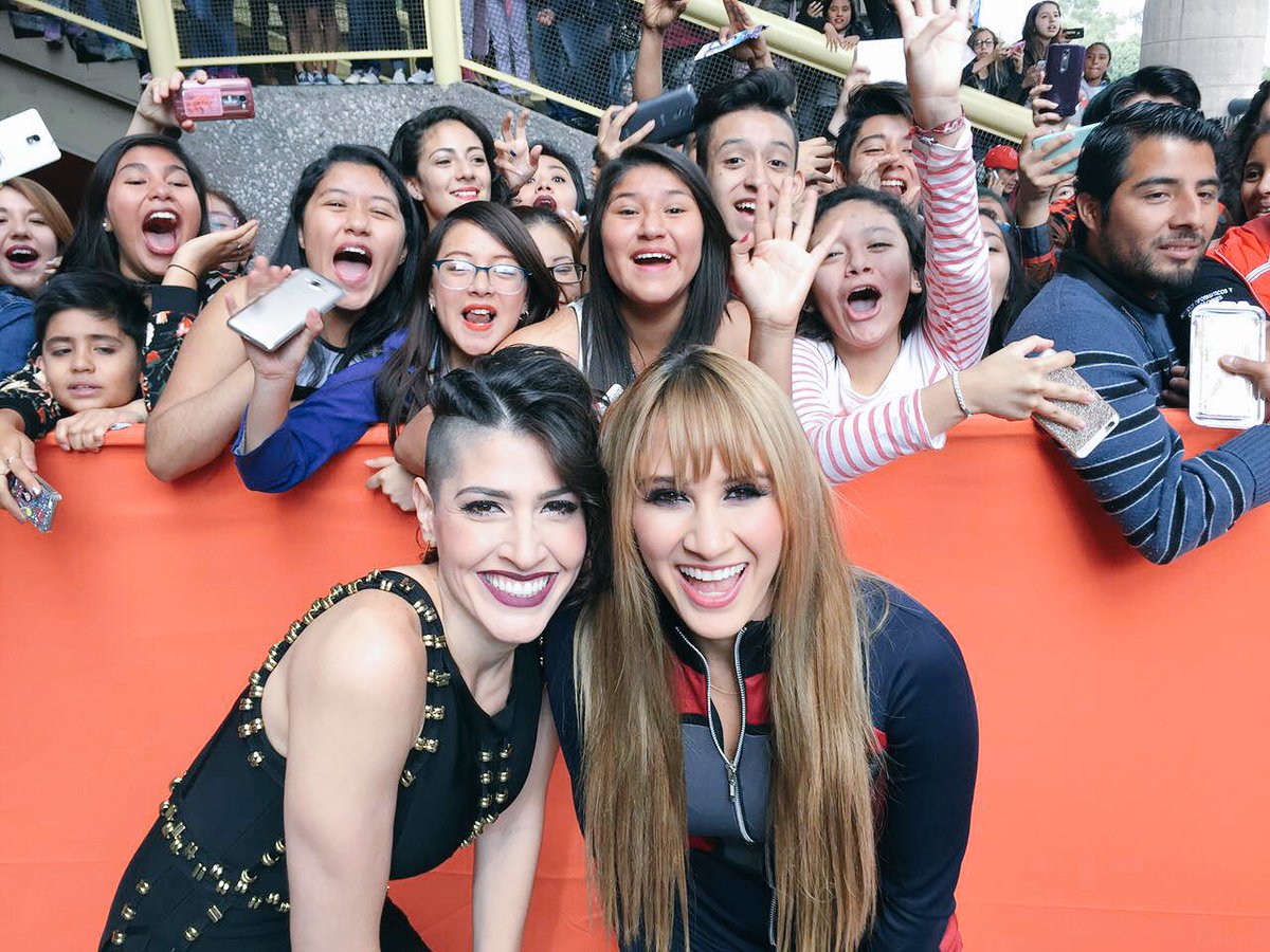 haashoficial's tweet photo. En la alfombra naranja de #KCAMexico2016 😘 https://t.co/1Xe574ZR8s
