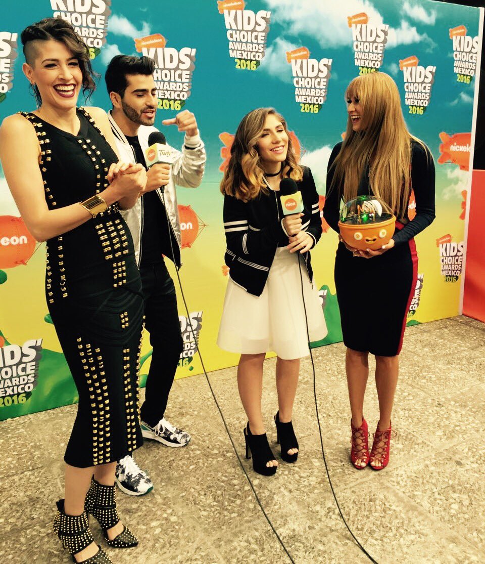 RandyS_28's tweet photo. “@haashoficial: Recibiendo premio "Agente de Cambio" 😘 #KCAMexico2016 https://t.co/Ud73fbm7dz” muchas felicitaciones ... Son mis ídolos😊😊😊😊😌