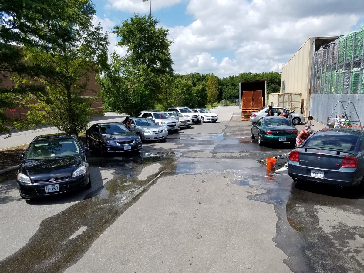 swiggins25's tweet photo. Great day with our employee committe washing associates vehicles. #orangepromise @DeeByars @kmn293 @MccourtDonTHD https://t.co/JDQ59nrtxv
