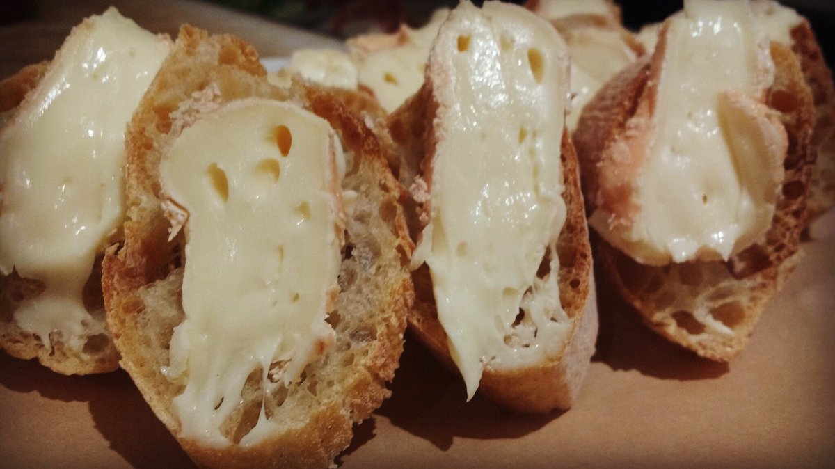 GoosetheMarket's tweet image. Katie's prepping samples of @jasperhillfarm #Willoughby now -- come over!