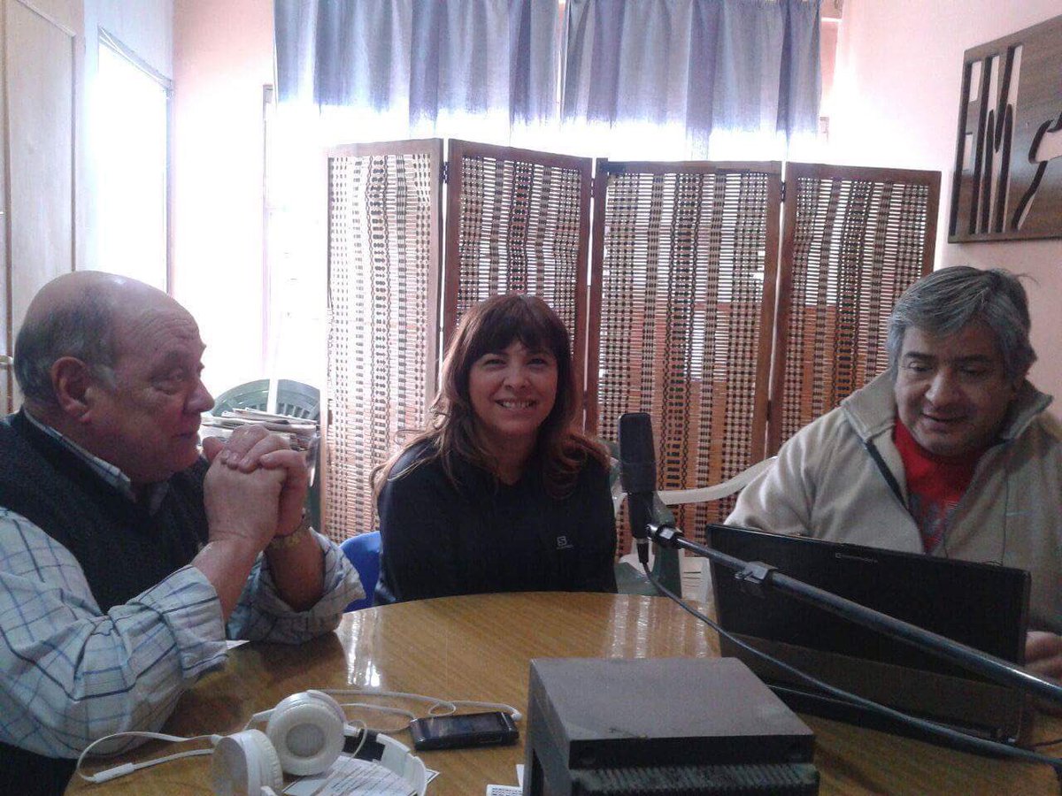 GabyDiputadaPJ's tweet photo. Fm Abril diálogo abierto sobre la necesidad de q el gob retire ley Em Educativa y otros  temas#santacruzsomostodos https://t.co/JuJO69reCI