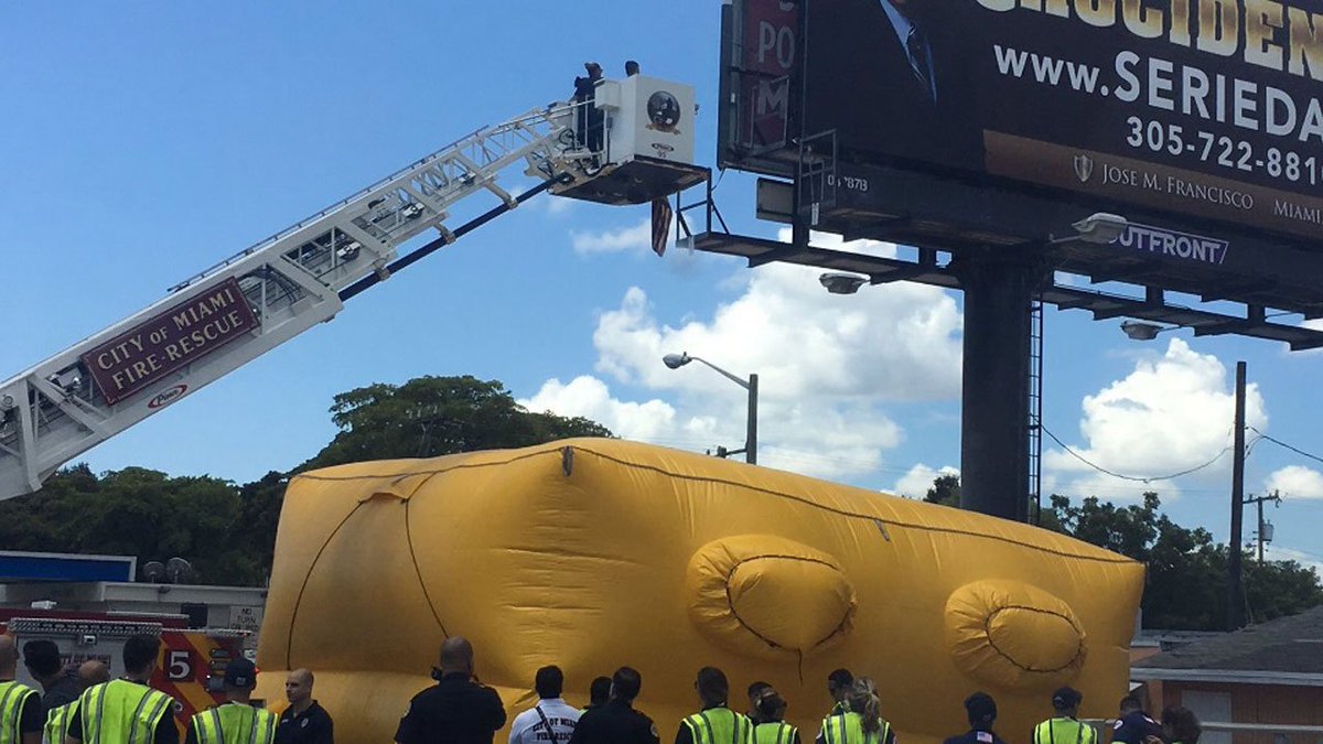 UPDATE: @CityofMiamiFire, @MiamiPD police officers rescue man on billboard bit.ly/2bbJOYc?utm_me… https://t.co/I8Ib6X46Kj