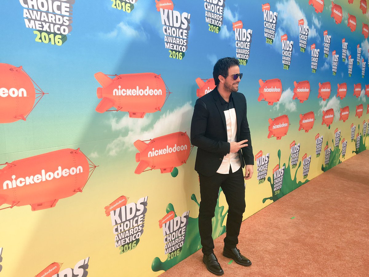 LideresLatinos_'s tweet photo. El cantante y actor @ManedelaParra en la alfombra naranja de @KCAMexico2016 #KCAMexico2016 | Vestuario @HUGOBOSS https://t.co/jXyuauEfY5